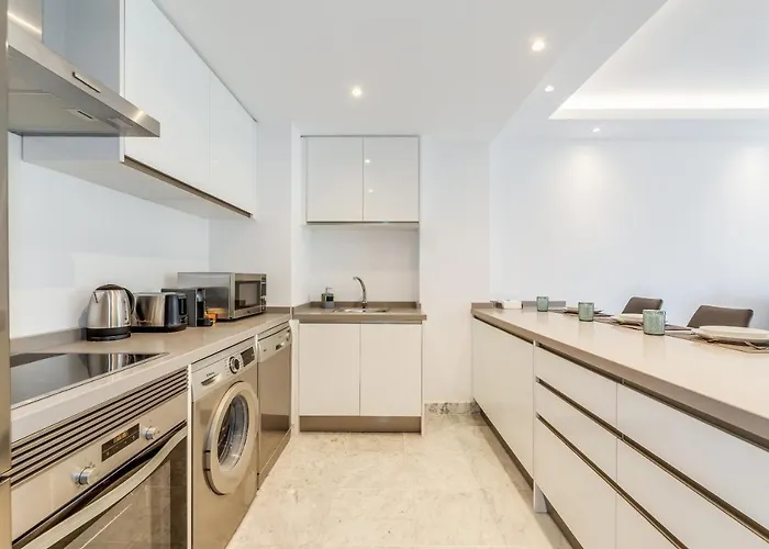 Bright In The Heart Of Puerto Banus * 마르베야